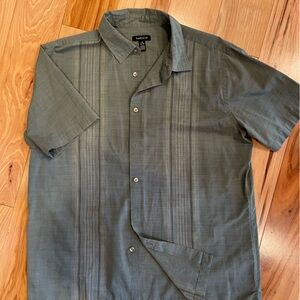 Van Heusen Men's Green Short Sleeve Button-Up Shirt